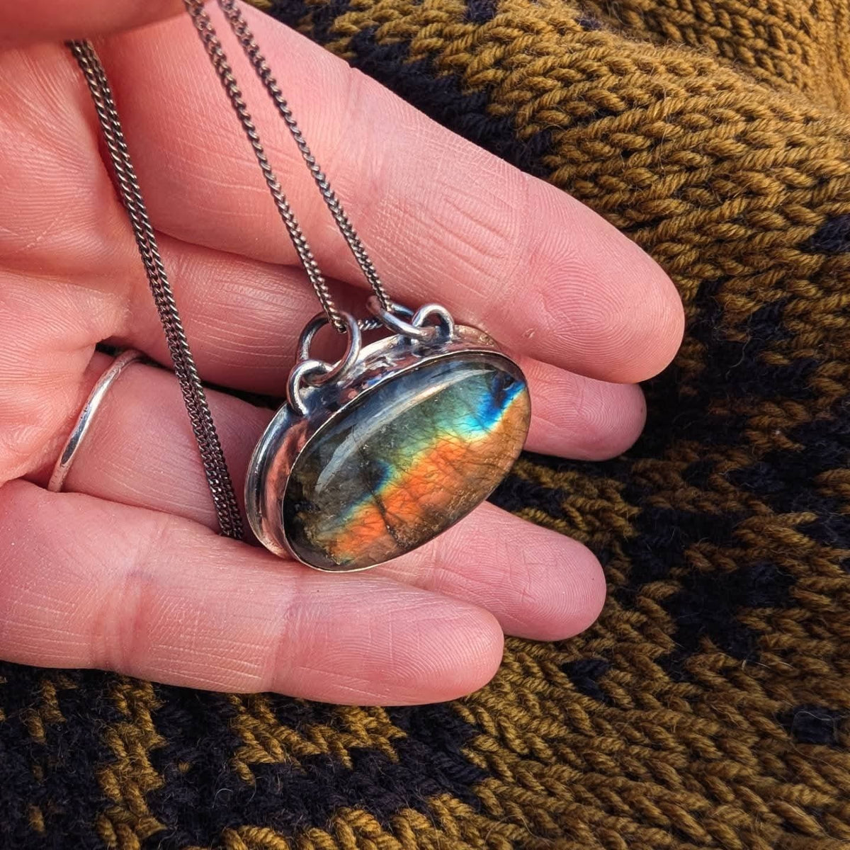 Retro del ciondolo Il Bosco del Lupo: labradorite a vista con riflessi blu, verdi e arancio, in argento 925