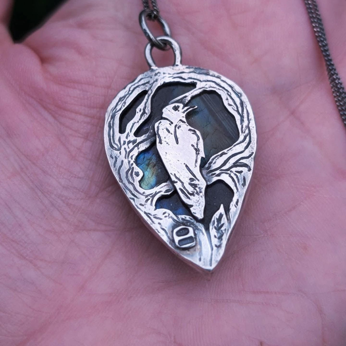 Ciondolo a goccia Il Bosco del Corvo in argento 925 e labradorite, lavorato a mano