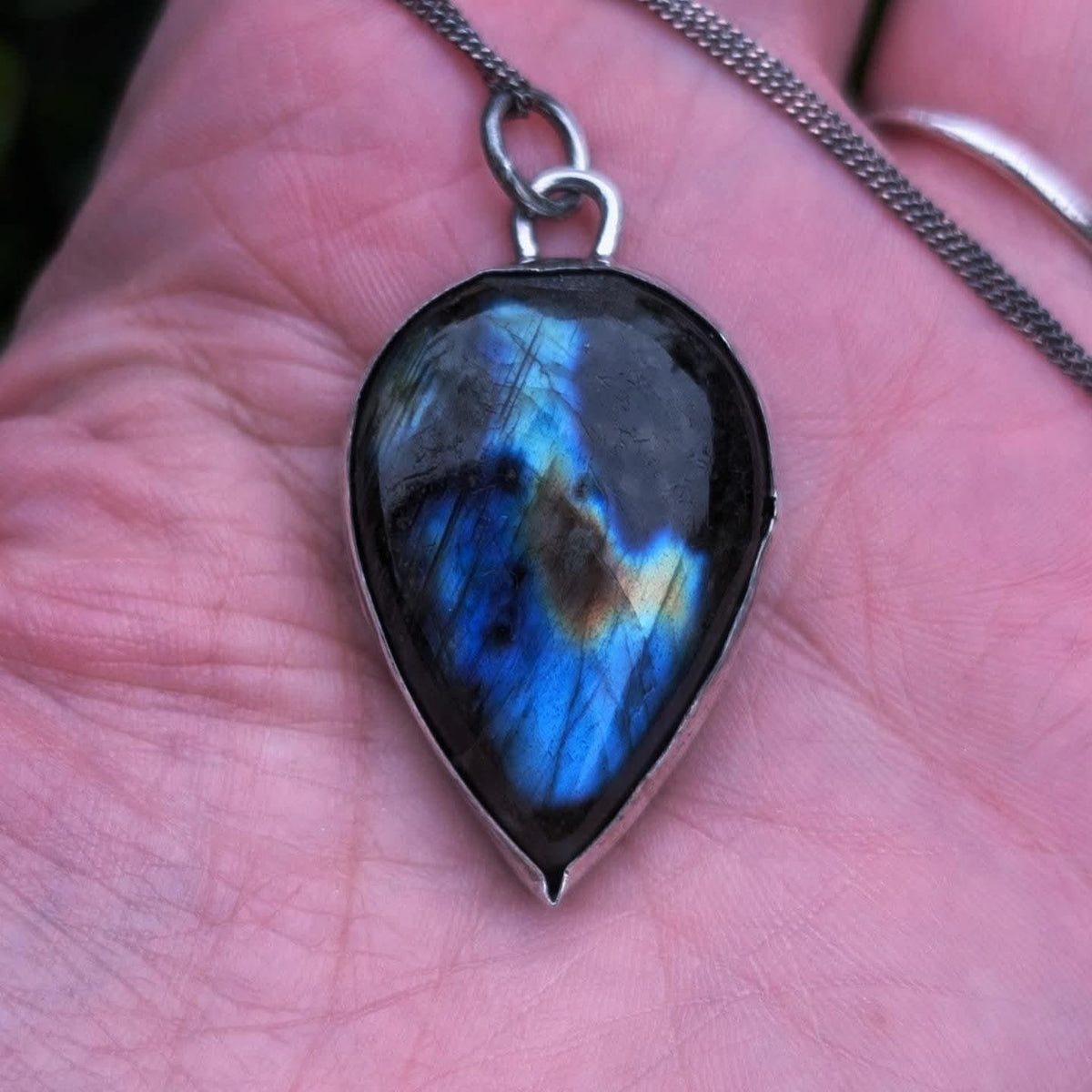 Retro del ciondolo Il Bosco del Corvo: labradorite a goccia a vista con intensi riflessi blu, in argento 925