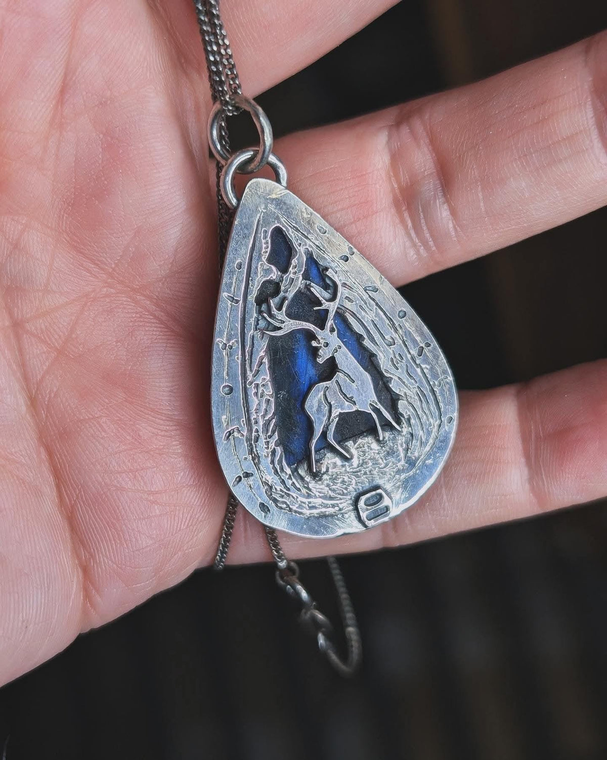 Dettaglio del ciondolo Il Bosco del Cervo: cervo con palco di corna in argento 925 su labradorite blu