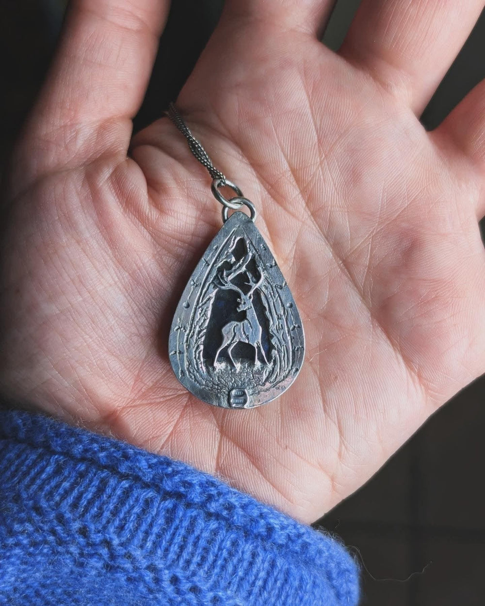 Ciondolo Il Bosco del Cervo in argento 925: cervo tra gli alberi su labradorite, a goccia, sul palmo della mano