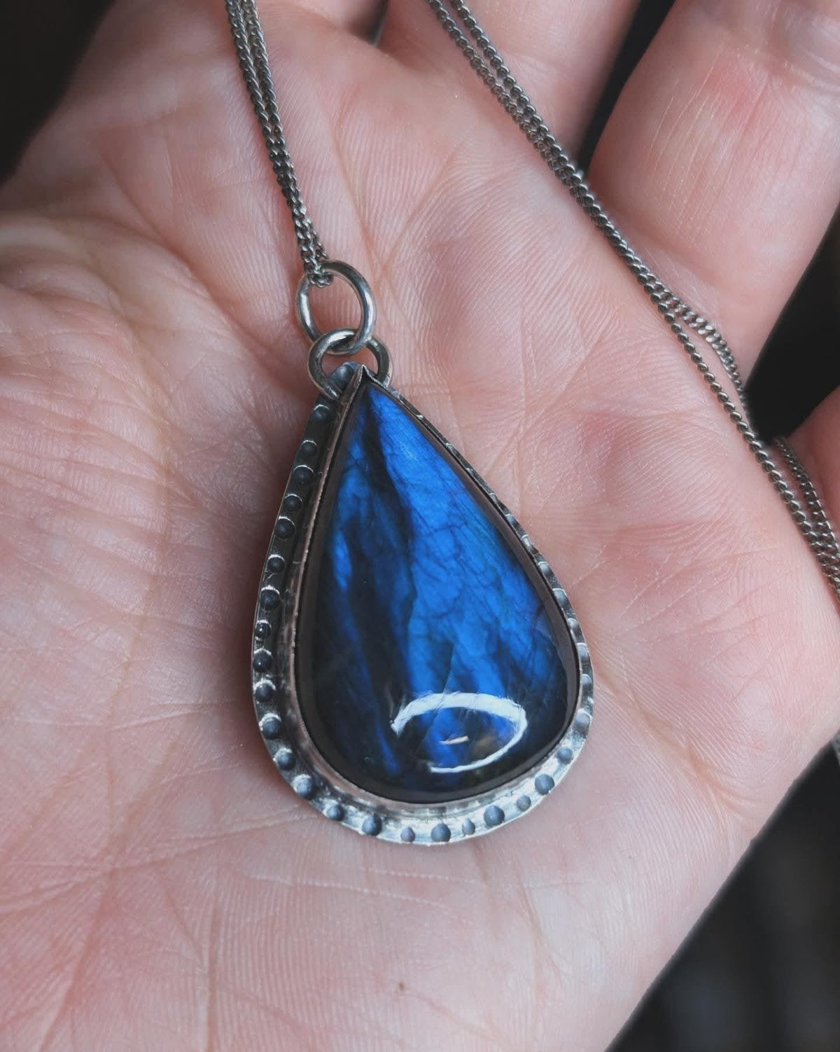 Retro del ciondolo Il Bosco del Cervo: labradorite a goccia a vista con riflessi blu intensi, bordo in argento 925