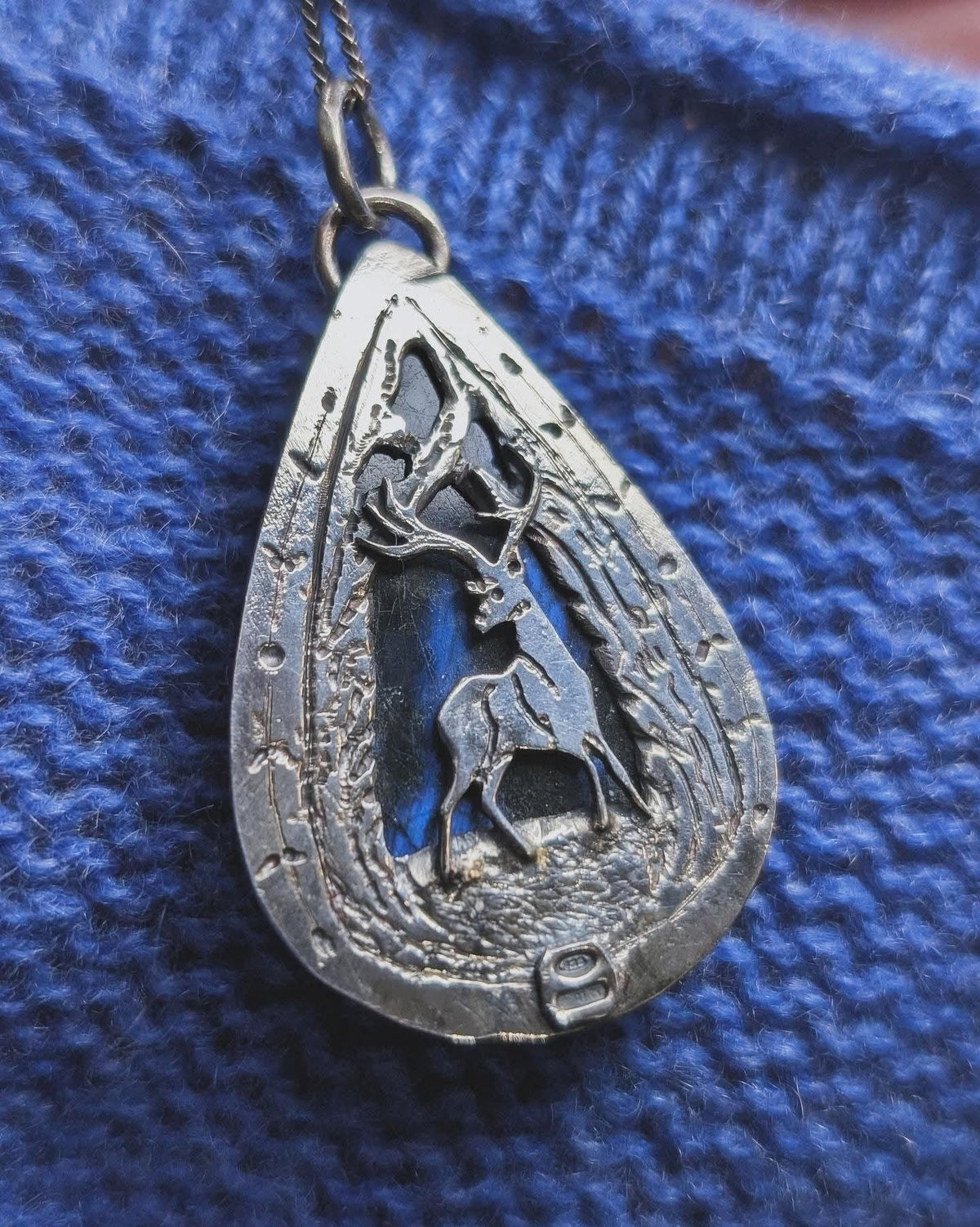 Ciondolo a goccia Il Bosco del Cervo in argento 925 e labradorite, con la catena, su maglia blu