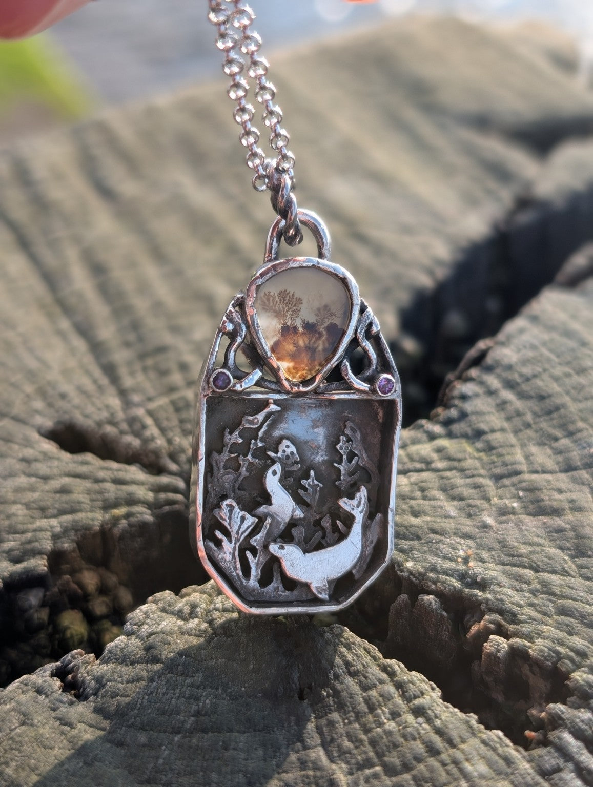 Gioiello personalizzato finito in argento con pietre e figure incise